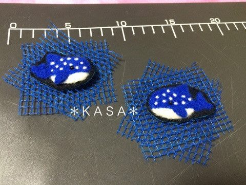 羊毛フェルトブローチ ジンベエザメ