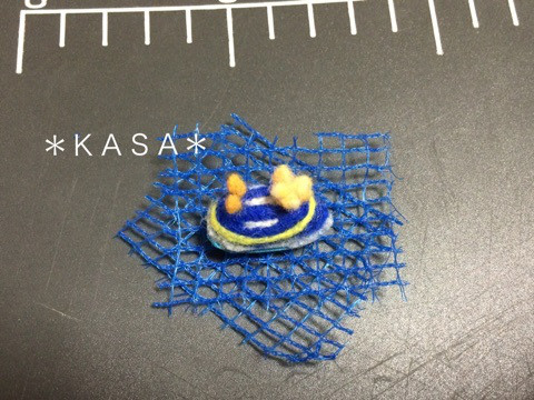 羊毛フェルトブローチ アオウミウシ