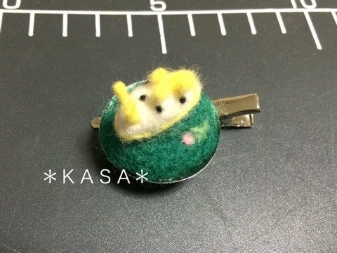 羊毛フェルト シロウミウシブローチピン