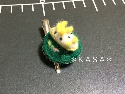 羊毛フェルト シロウミウシブローチピン