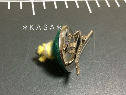 羊毛フェルト シロウミウシブローチピン